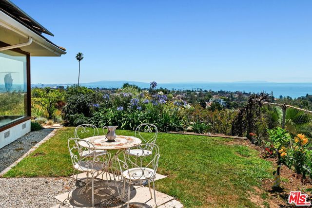 1166 LAS PULGAS Place, Pacific Palisades CA: https://media.crmls.org/mediaz/f732d589-5d3a-4adf-b928-61104d5d04e5.jpg