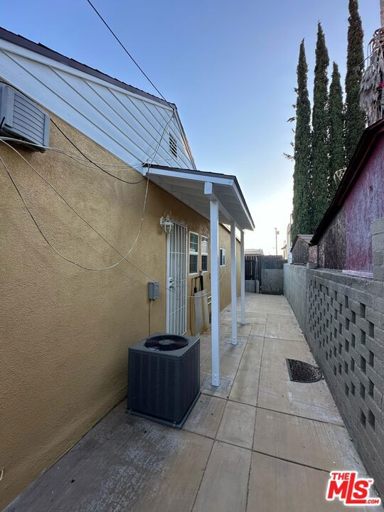 10429 Oro Vista Avenue, Sunland CA: https://media.crmls.org/mediaz/f732da87-e83b-4945-8593-370b09136cc7.jpg