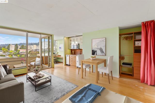 2550 Dana St, Berkeley CA: https://media.crmls.org/mediaz/f733eccd-af85-47b0-9fe3-6ab64725abf8.jpg