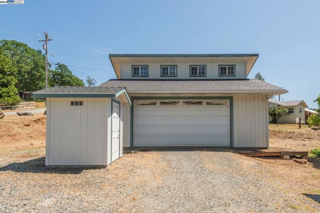 31 Rocky Road, Weaverville CA: https://media.crmls.org/mediaz/f734e03c-0edb-4044-8aed-c61225cef48c.jpg