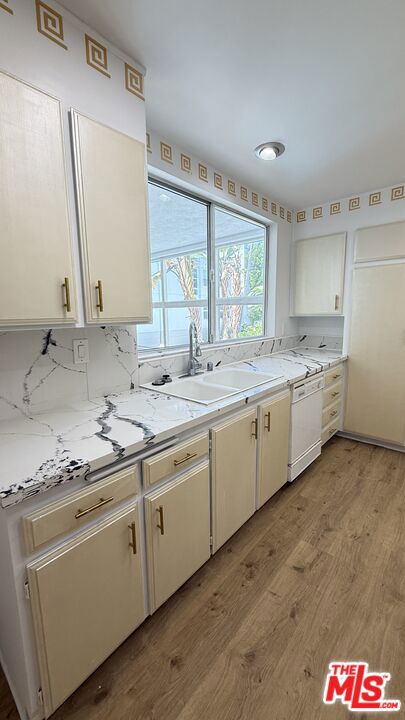 14144 Dickens Street, Sherman Oaks CA: https://media.crmls.org/mediaz/f73529cf-4320-40e8-8847-872bac0fb5eb.jpg