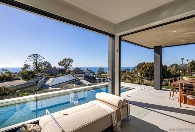 722 Amphitheatre Dr, Del Mar CA: https://media.crmls.org/mediaz/f736b94b-3a9c-48a5-b757-beec09922443.jpg