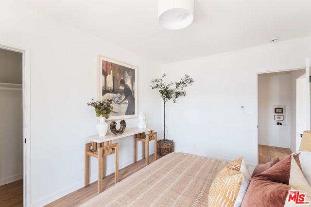 515 1/2 Rose Avenue, Venice CA: https://media.crmls.org/mediaz/f7387d7a-0fc3-4dce-af6b-19dbeede9adc.jpg