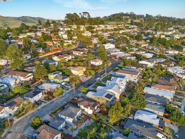 2579 Jacobs St, Hayward CA: https://media.crmls.org/mediaz/f739ecf9-c2dd-434c-8468-10f1cd84e58f.jpg