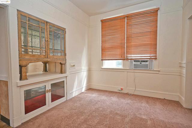 672 33Rd St, Oakland CA: https://media.crmls.org/mediaz/f739f4ab-72e4-4356-9e16-ba2eb5725b87.jpg