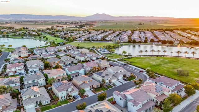 542 Harbor Cove Cir, Discovery Bay CA: https://media.crmls.org/mediaz/f73b49af-a09d-45f0-966b-7955a3d67459.jpg