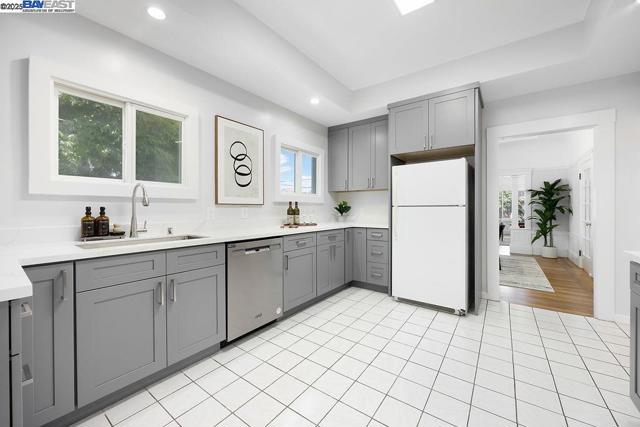 300 Somerset St, San Francisco CA: https://media.crmls.org/mediaz/f73bffb1-3efb-410d-a8e5-9ef0c60ac87c.jpg