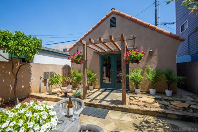 867 E Avenue, Coronado CA: https://media.crmls.org/mediaz/f73c5ce6-8597-4876-ab24-118cd7fa6840.jpg