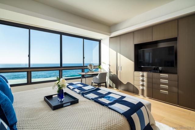939 Coast Blvd, La Jolla CA: https://media.crmls.org/mediaz/f73d6536-4e80-4fee-bd7f-0da52eb12b98.jpg