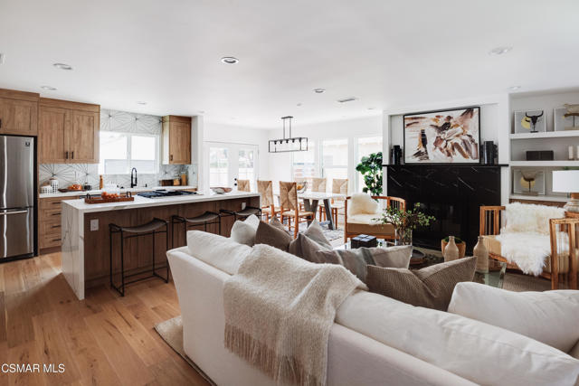 14322 W Collins Street, Sherman Oaks CA: https://media.crmls.org/mediaz/f73dc51a-763e-4750-ad0a-a916405a8f32.jpg
