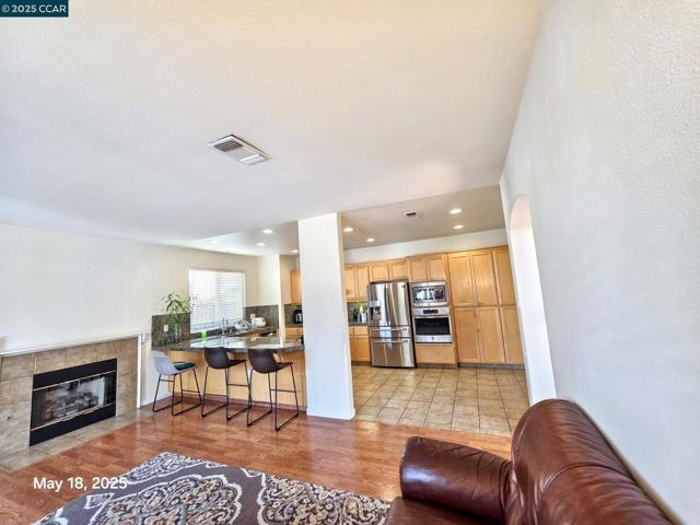 881 Meadow View Dr, Richmond CA: https://media.crmls.org/mediaz/f73dd3a1-4fef-4109-b0eb-18829d806a4a.jpg