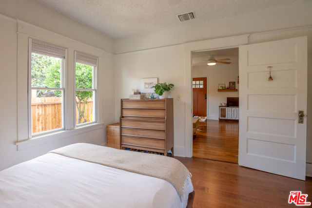 732 N Toledo Walk, Long Beach CA: https://media.crmls.org/mediaz/f73eb360-f405-46d8-a26a-9c215ec8521c.jpg