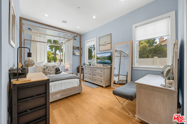 4943 Stern Avenue, Sherman Oaks CA: https://media.crmls.org/mediaz/f7404e1a-54bd-4d5a-adf3-d0f69afda185.jpg