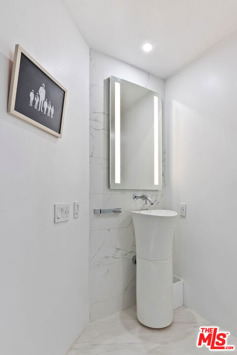 Image 36 of 50 For 270 Palisades Beach Road 203