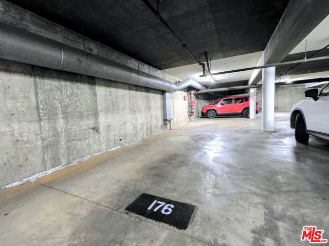 1440 Veteran Avenue, Los Angeles CA: https://media.crmls.org/mediaz/f7420e05-7019-4b89-a8b3-7ea23e57d64d.jpg