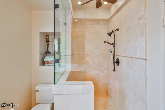 5260 Edgeware Drive, Calabasas CA: https://media.crmls.org/mediaz/f7421f6d-33c2-42a6-864f-015f19290851.jpg