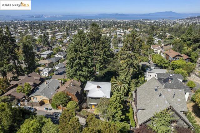 1398 Scenic Ave, Berkeley CA: https://media.crmls.org/mediaz/f7427268-8dc5-4b93-bb72-287d1593c361.jpg