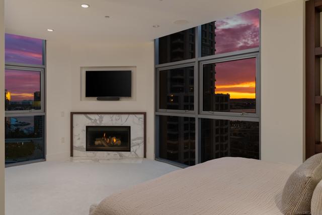 645 Front St, San Diego CA: https://media.crmls.org/mediaz/f7432b33-4496-45e3-ab69-8b0148ebc011.jpg