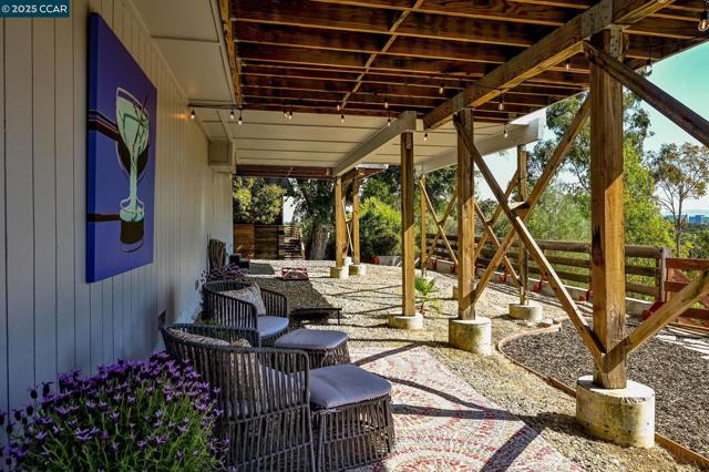2460 Sky Rd, Walnut Creek CA: https://media.crmls.org/mediaz/f7437c99-8e4e-41fc-bb63-1d2b6f72dba2.jpg