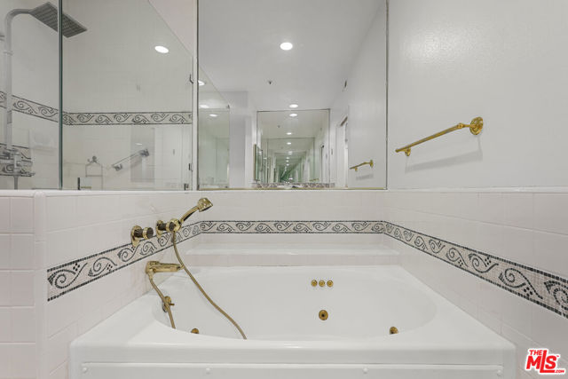 5224 Zelzah Avenue, Encino CA: https://media.crmls.org/mediaz/f743845e-deb4-4c95-9527-1d5f7af24aef.jpg