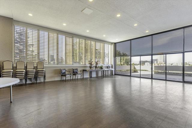 565 Bellevue Avenue, Oakland CA: https://media.crmls.org/mediaz/f74515d2-ffa3-4f45-abe7-068b54623d53.jpg