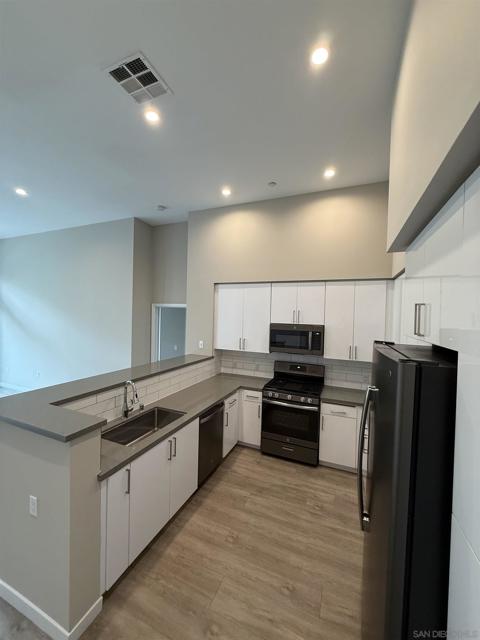 355 N Cleveland Street, Oceanside CA: https://media.crmls.org/mediaz/f745f585-0c1c-4605-ac8d-fcad71eb4dd0.jpg