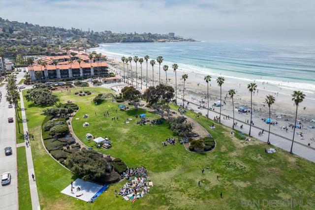 3157 Evening Way, La Jolla CA: https://media.crmls.org/mediaz/f7471504-6e15-4c41-8f7e-07e97823bcca.jpg