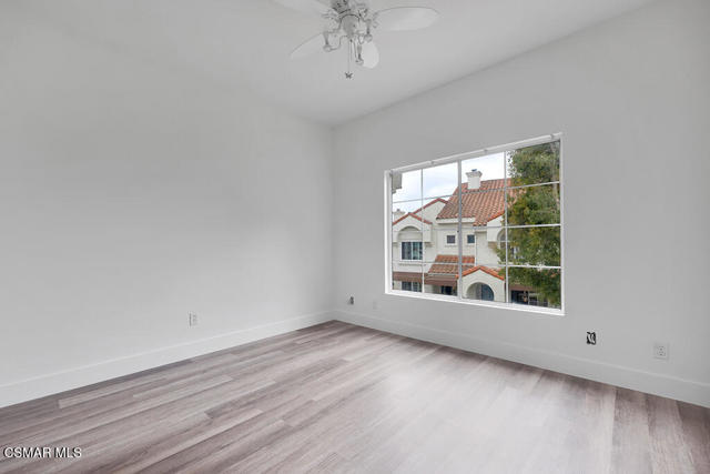 237 Camino Toluca, Camarillo CA: https://media.crmls.org/mediaz/f74780b5-2a48-4c7c-981b-a6dccbf1c398.jpg