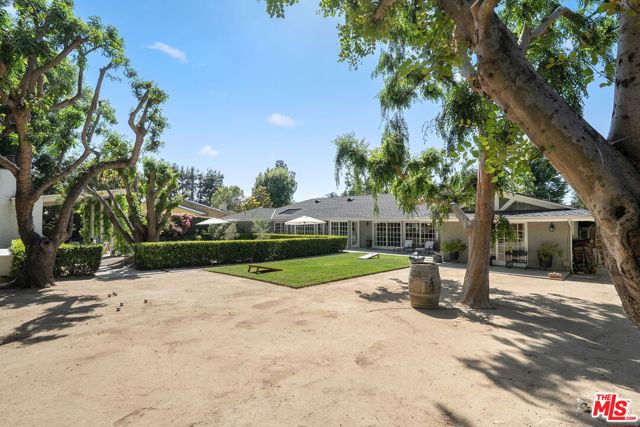 4658 Del Moreno Drive, Woodland Hills CA: https://media.crmls.org/mediaz/f74866b6-3be4-474d-9217-f6d3ba7eef56.jpg