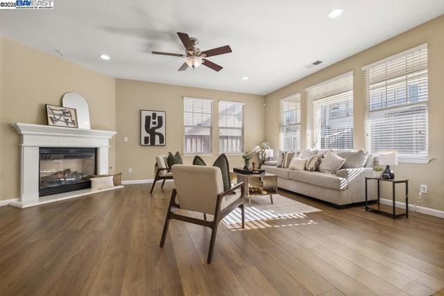 670 W Privado Way, Mountain House CA: https://media.crmls.org/mediaz/f748a89a-4874-422d-a7bd-0ff552568614.jpg
