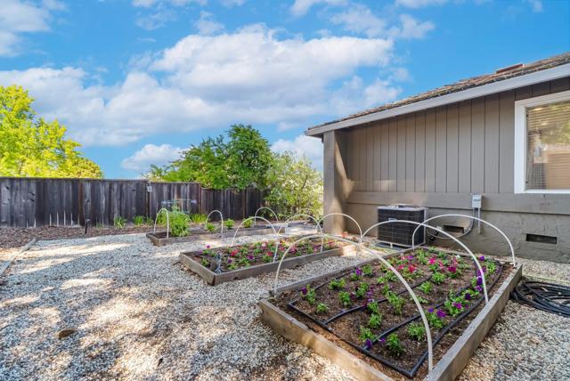 1405 Cedar Place, Los Altos CA: https://media.crmls.org/mediaz/f7493c08-e830-43e8-b99b-e7b8b100f804.jpg