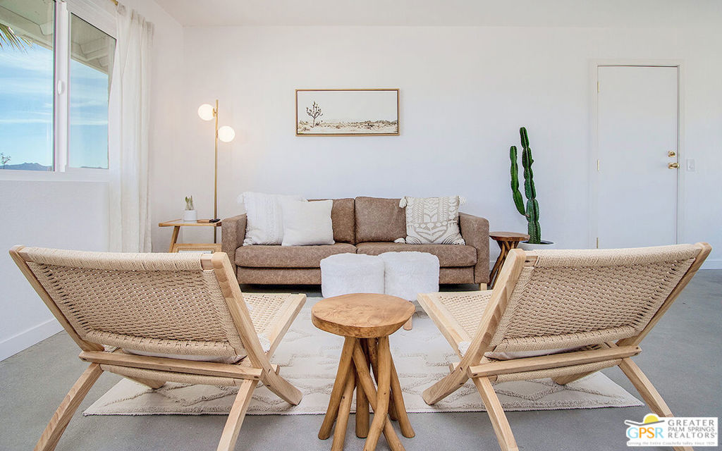 4742 Avenida La Flora Desierta