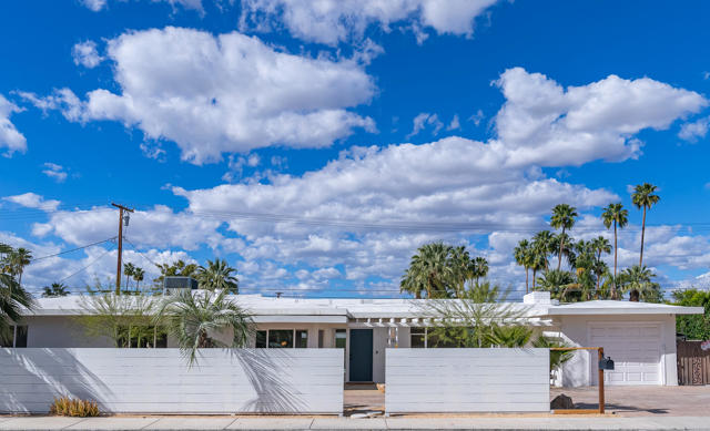 1022 E Mesquite Avenue, Palm Springs CA: https://media.crmls.org/mediaz/f749d263-d863-49bb-adb3-9db39fbd72a1.jpg