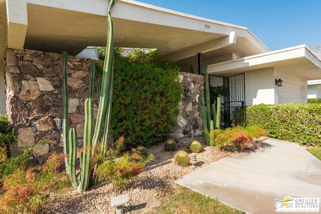 1595 E Canyon Estates Drive, Palm Springs CA: https://media.crmls.org/mediaz/f749d341-b298-4952-b1c9-70bddc441ff5.jpg