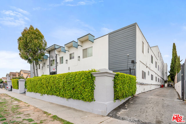 6812 11th Avenue, Los Angeles CA: https://media.crmls.org/mediaz/f74ac54e-1f48-4774-ac7a-0deca7dd6d83.jpg