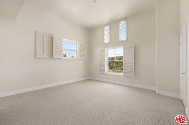 4202 Whitsett Avenue, Studio City CA: https://media.crmls.org/mediaz/f74b7a84-52da-471d-8c11-10007baf2288.jpg