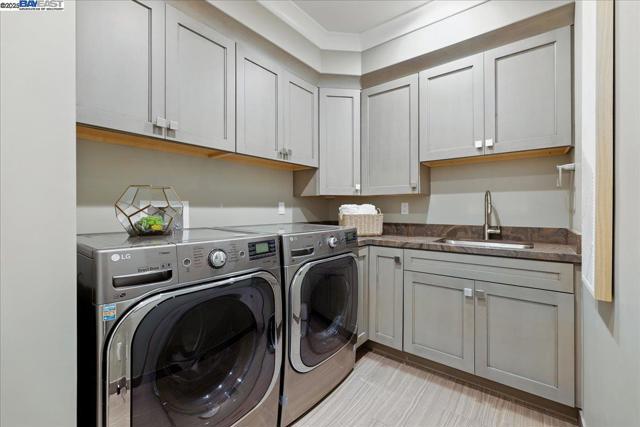 16741 Loma St, Los Gatos CA: https://media.crmls.org/mediaz/f74c06fb-9ad7-4e21-93b3-d09591b8288b.jpg