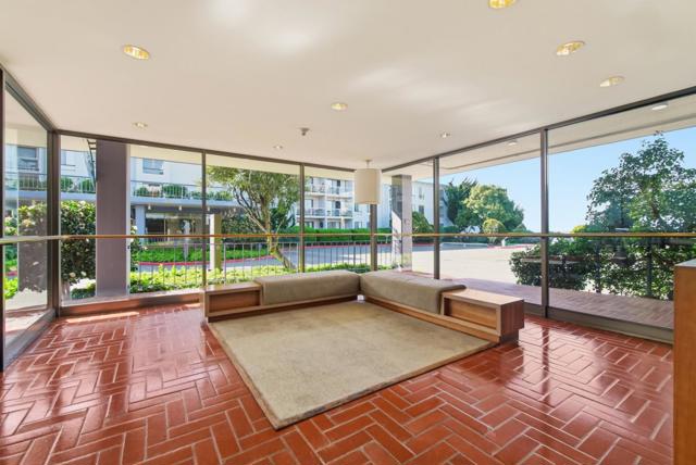 8 Commodore Drive, Emeryville CA: https://media.crmls.org/mediaz/f74c2b42-f48b-4849-878b-31c2430df397.jpg