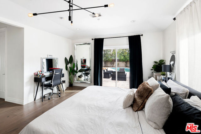 12504 Kling Street, Studio City CA: https://media.crmls.org/mediaz/f74ceb1a-956d-47fe-bb76-7a02dc2446ed.jpg