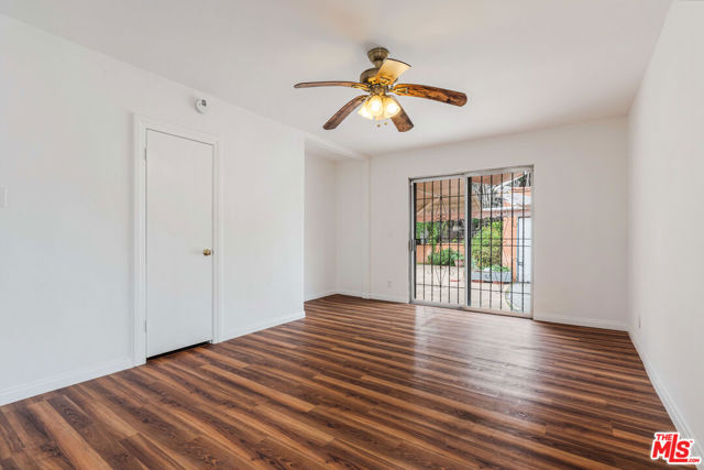 127 S Carson Road, Beverly Hills CA: https://media.crmls.org/mediaz/f74d89a4-5ae2-47f5-b4fb-45aa53964269.jpg