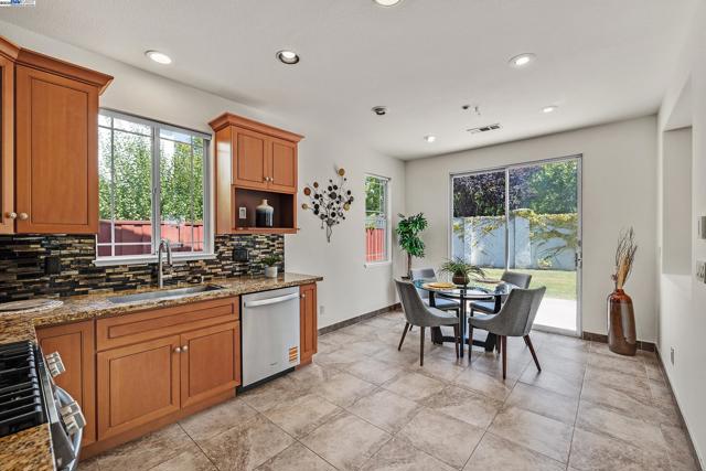 100 Arroyo Ct, Union City CA: https://media.crmls.org/mediaz/f74e3d14-f935-470e-987e-440ee0b36f0a.jpg