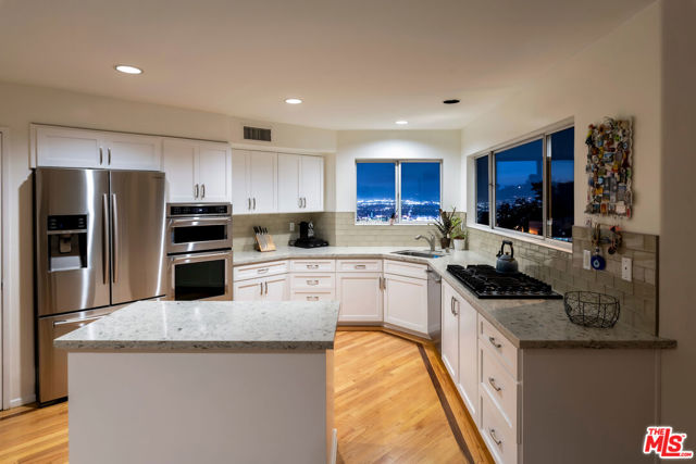 7265 Caverna Drive, Los Angeles CA: https://media.crmls.org/mediaz/f74f1932-5c4b-408e-a9e6-18586e0f175c.jpg