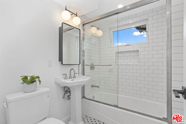 2336 Loma Vista Place, Los Angeles CA: https://media.crmls.org/mediaz/f74f2e1d-eab7-4af0-988a-76f1539888b4.jpg