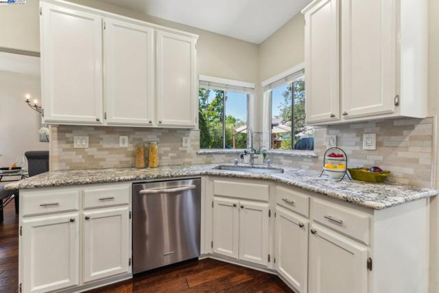 1159 Vintner Pl, Livermore CA: https://media.crmls.org/mediaz/f74f826e-6f05-4083-94cc-a5c85b6a6574.jpg