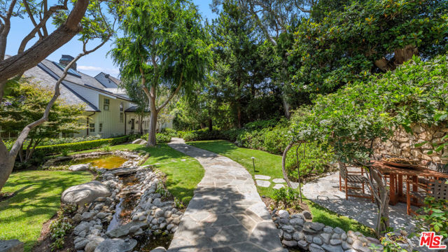 6825 Zumirez Drive, Malibu CA: https://media.crmls.org/mediaz/f74fb273-3190-4b18-be3e-cb5e6eebd9f4.jpg