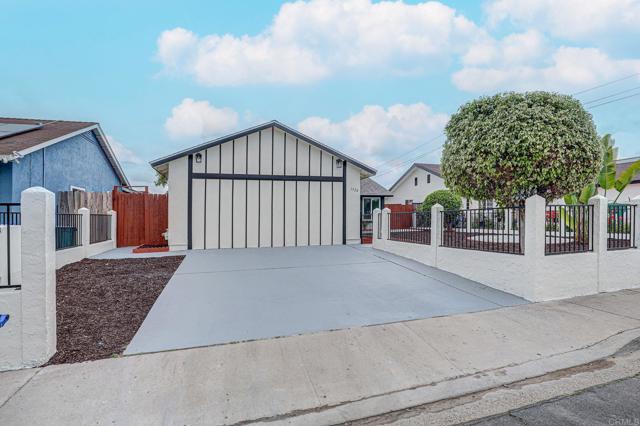 1320 Vinca Way, San Diego CA: https://media.crmls.org/mediaz/f7511247-276d-448e-92f4-99face35c128.jpg
