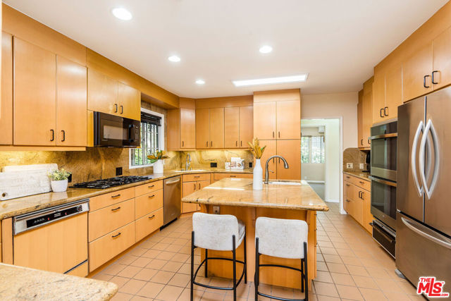 119 S Highland Avenue, Los Angeles CA: https://media.crmls.org/mediaz/f7519838-3328-4ac4-85c9-bc91d9f176d8.jpg