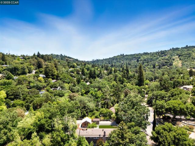 122 Stein Way, Orinda CA: https://media.crmls.org/mediaz/f7520d69-e722-4fdf-8a87-4d7f03929a3e.jpg