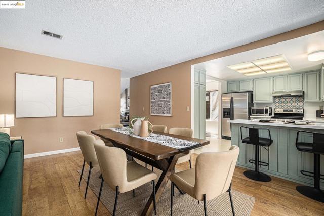 1039 Village Oaks Drive, Martinez CA: https://media.crmls.org/mediaz/f7521397-8461-46d4-b792-9c6fcfa2910e.jpg