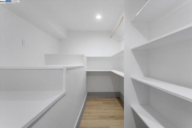 689 Santa Ray Ave, Oakland CA: https://media.crmls.org/mediaz/f75235f5-5143-4556-b641-30140f43aeef.jpg